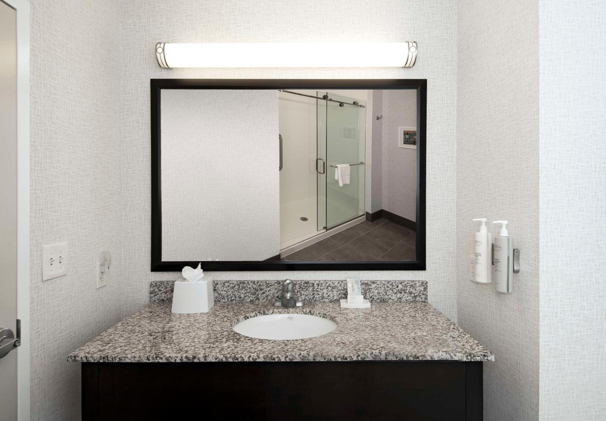 Hotel Hampton & - Downtown Raleigh